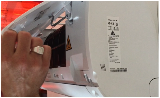 Cache prot&eacute;geant la cl&eacute; wifi sur une climatisation