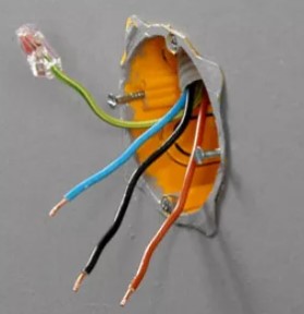 Fils &eacute;lectriques sortant du mur