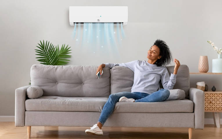 Climatisation Nagano pure murale purifiant l'air d'un salon avec une femme