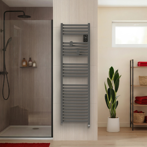 S&egrave;che-serviette Riva 5 narrow menhir &eacute;troit dans une salle de bain