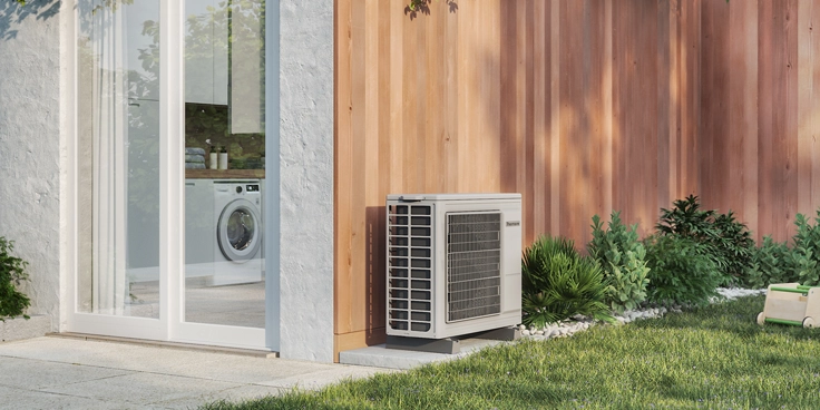 Unit&eacute; ext&eacute;rieur de pompe &agrave; chaleur air/eau dans un jardin