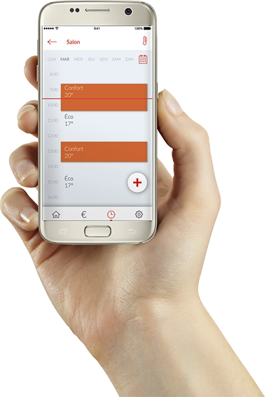Une main tient un smartphone Android