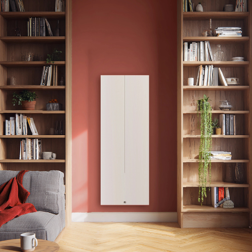 Radiateur chaleur douce Tenerife vertical blanc dans un salon