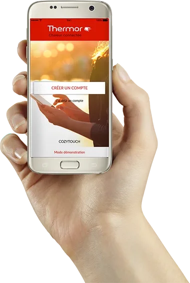 Une main tient un smartphone Android