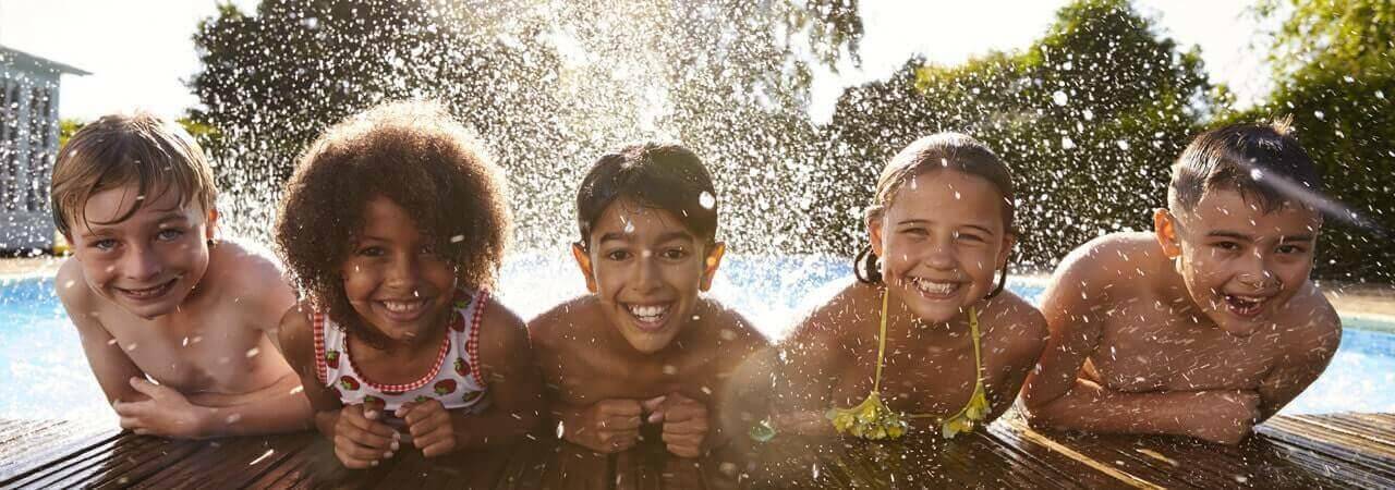 Enfants dans une piscine extérieure
