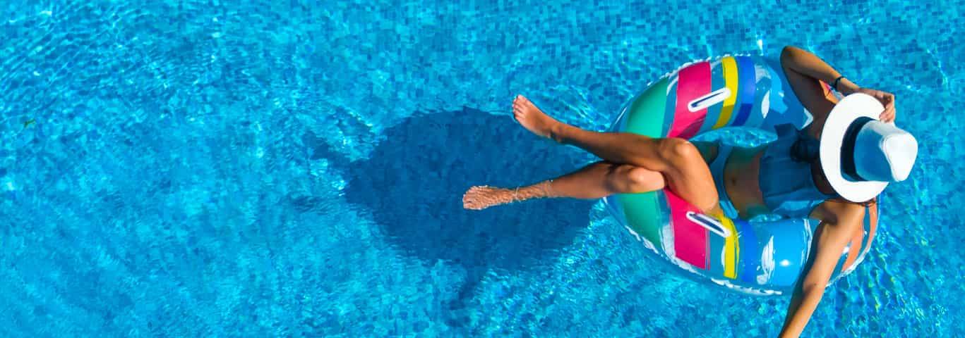 Femme qui se baigne dans une piscine avec une bouée