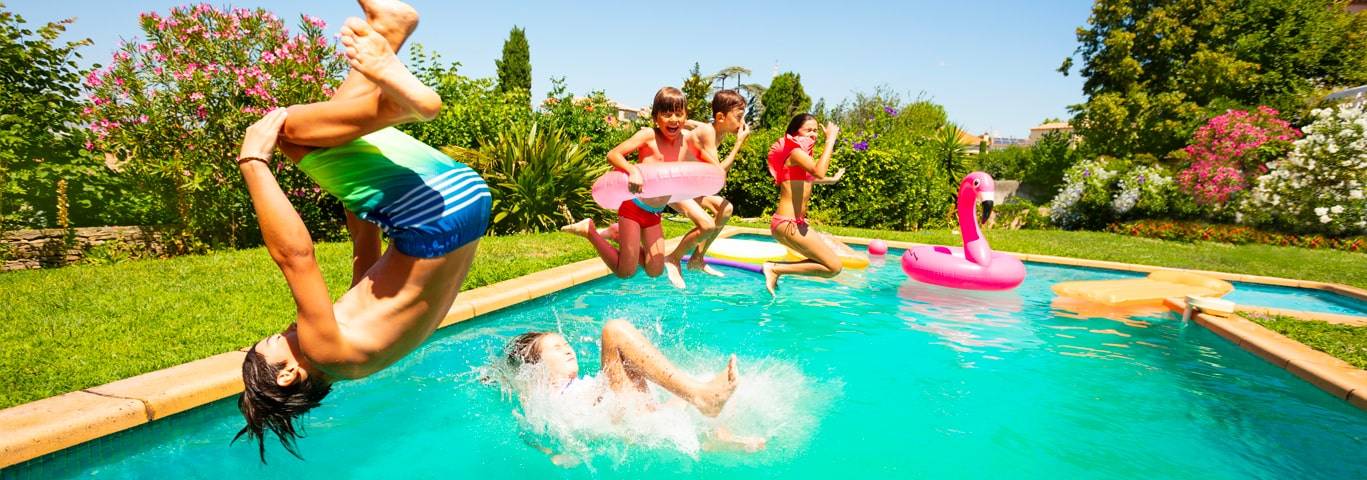 enfants dans une piscine chauffée par une PAC piscine
