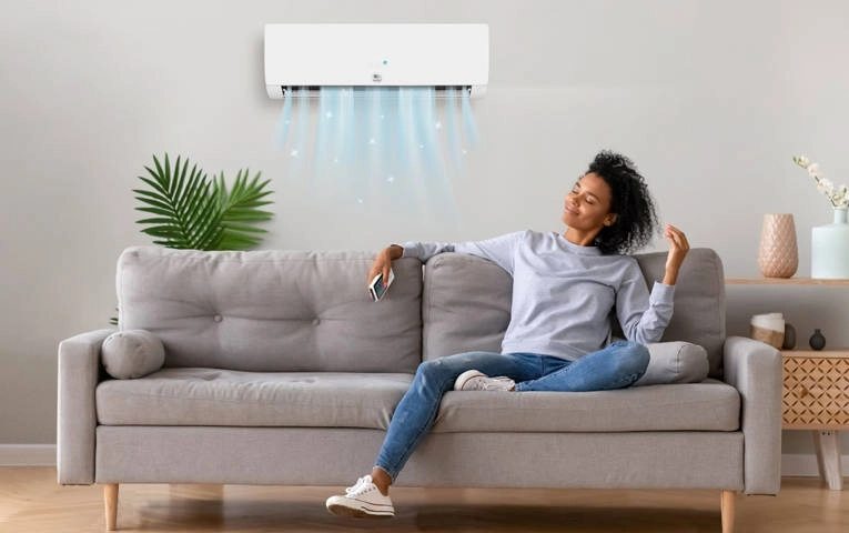 Climatisation Nagano pure murale purifiant l'air d'un salon avec une femme