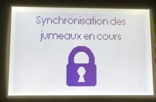 Interface de radiateur &eacute;lectrique - synchronisation des jumeaux en cours / pictogramme cadenas ferm&eacute;