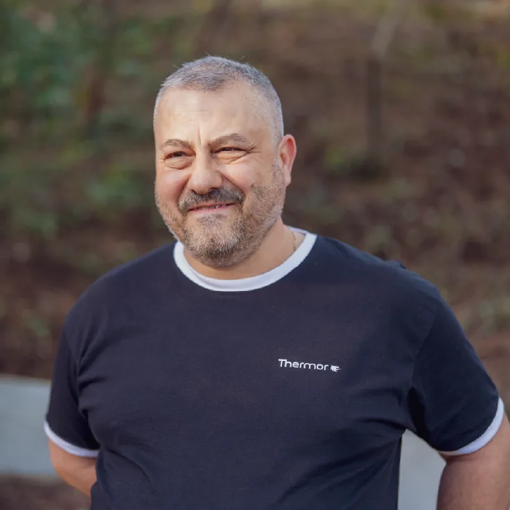Un installateur avec un t-shirt Thermor